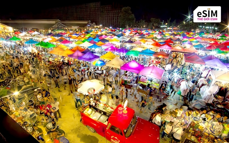 Chợ đêm: Nơi hội tụ tinh hoa ẩm thực đường phố và nhịp sống sầm uất về đêm.